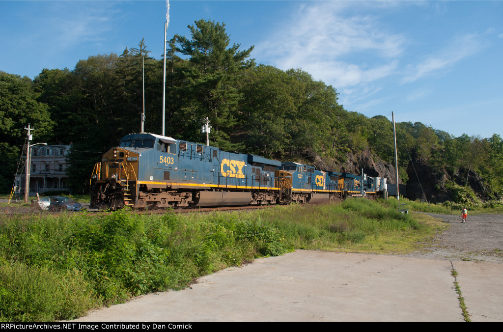 CSXT 5403 Leads Q008 at Fort Montgomery